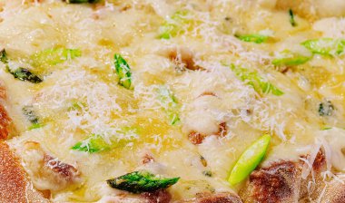 Dört peynirli pizza quattro fromaggi. Yakın çekim.