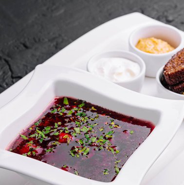 Ukrayna ulusal yemeği. Borç beyaz tabakta