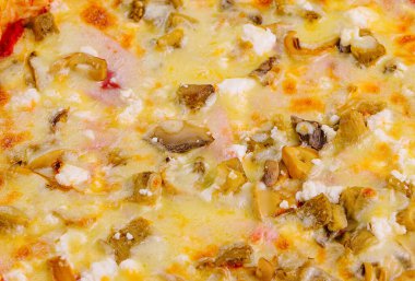 Ev yapımı pizza. Üst tarafı yakın.