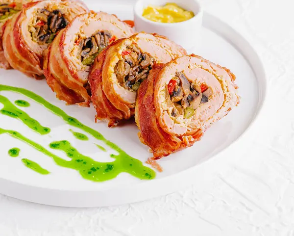 Tavuk etli terrine ya da mantarlı köfte.