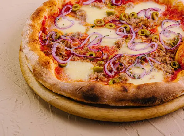 Italian Pizza with tuna and red onion