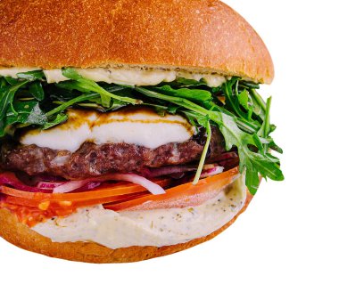 Büyük ve lezzetli roka aromalı hamburger.