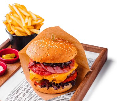 Farklı türde sosis ve patates kızartmalı hamburger.