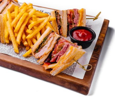 Jambonlu mini sandviç ve soslu patates kızartması.