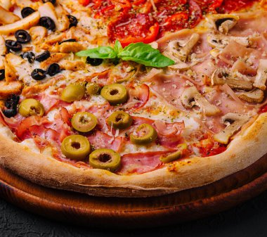 Pastırmalı, salamlı, jambonlu ve biberli iştah açıcı pizza.