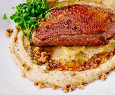 Patates püresiyle ördek göğsü bifteği