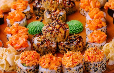 Tahtaya dizilmiş lezzetli suşi dürümleri.