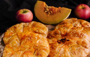 Elmalı ve balkabaklı geleneksel turtalar pişiriyorum.