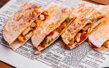 Tahta tavuklu Meksika quesadilla 'sı