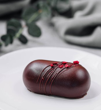 Çikolatalı cheesecake tatlısını tabağa koy.