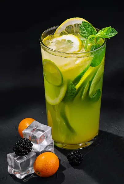 Limonada Refrescante Con Naranja Lima Menta —  Fotos de Stock