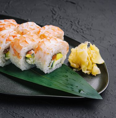 Karidesler siyah taş tabakta yuvarlanıyor.