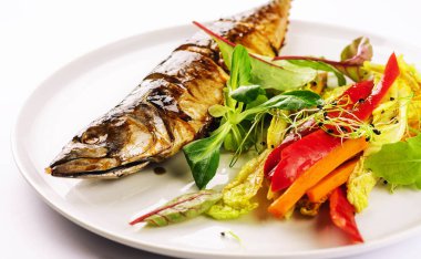 Fırında uskumru ve buğulanmış sebze tabağı.