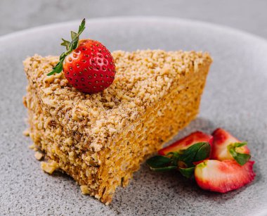 Çilekli ballı pasta.