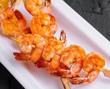 Izgara karides, Scampi Şişleri. Kapatın.