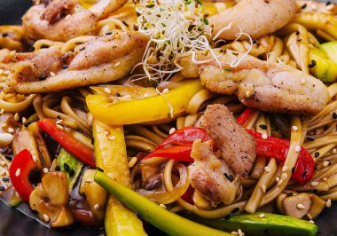 Çin pilavı ve sebze yakın plan.