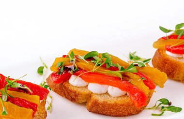 mozzarella ve dolma biberli bruschetta.