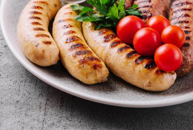 Tavada domatesli kızarmış sosis.