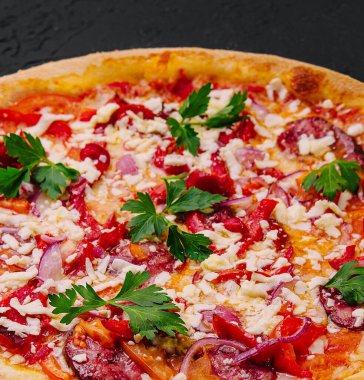 Siyah taşın üzerinde İtalyan pizzası