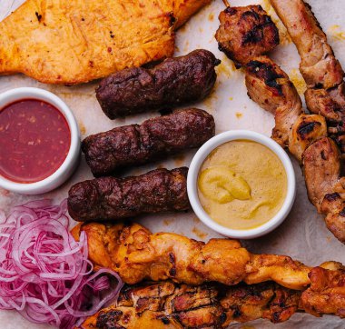 Üst tarafta çeşitli ızgara etler.