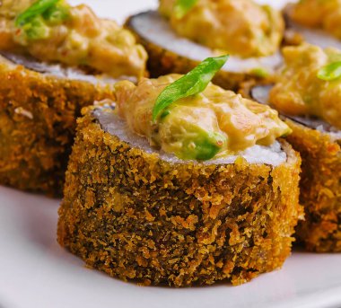 Beyaz tabakta Tempura Maki Suşi.