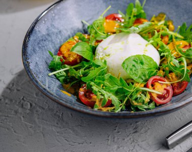 Lezzetli burrata salata üst görünümü