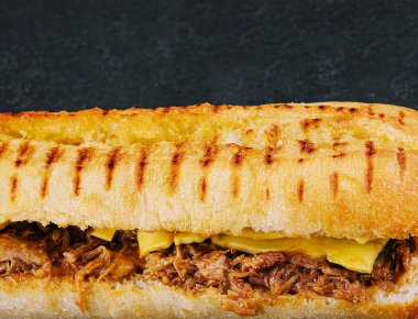 Tavuk ve peynirli uzun sandviç.