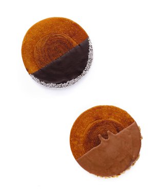 Çikolata yoğunlaştırılmış sütle yuvarlak kruvasan.