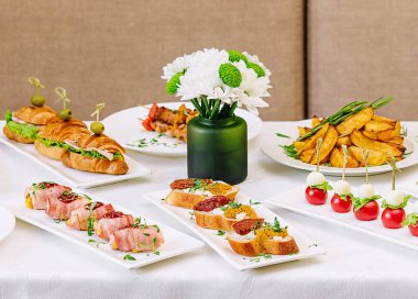 farklı gurme aperatifleri olan masa öngörünümü