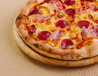 Mozzarella peynirli, salamlı, jambonlu Pepperoni Pizza.