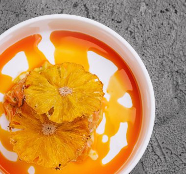 Kurutulmuş ananas manzaralı somon tartare.