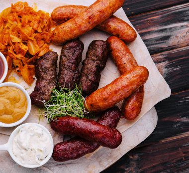 Bira seti ızgara sosis, haşlanmış lahana ve sos.