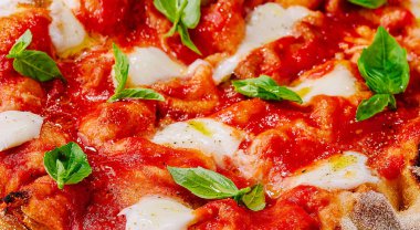 Kare margherita pizza üst görünümü