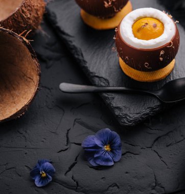 Hindistan cevizi tatlıları ve mango üst görünümü