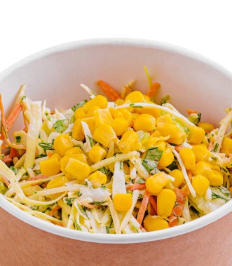 Lahana, havuç ve mayonezli mısır salatası karton bir beslenme çantasında.