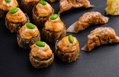 Gyoza veya hamur tatlısı ve sıcak suşi manzarası.