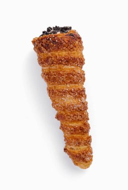 Krem şantili tatlı tüp beyaza izole edilmiş.