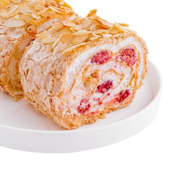 İçinde ahududu olan kek rulosu.