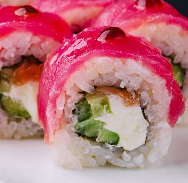 Beyaz tabakta ton balıklı suşi.
