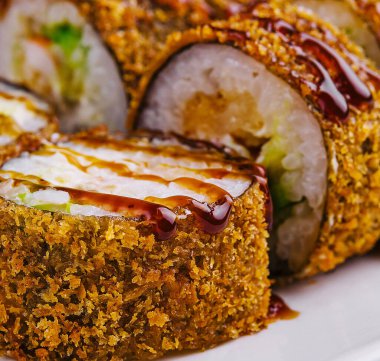 Beyaz tabakta Tempura Maki Suşi.