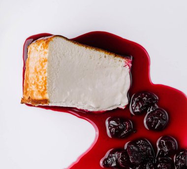 plaka üzerinde berry soslu Cheesecake