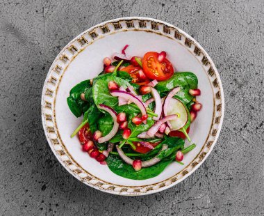 Izgara balık ve nar salatası.