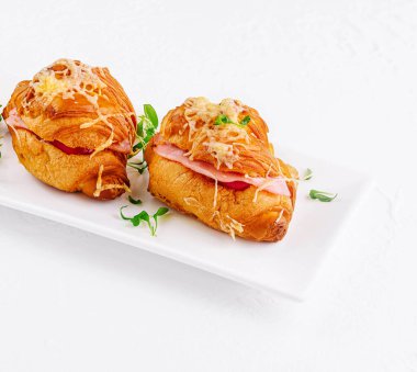 Jambon ve peynirle doldurulmuş taze kruvasanlar.