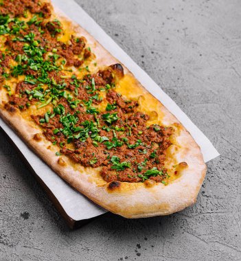 Pide, kıyma ve kuzu etiyle doldurulmuş bir Türk ekmeğidir.