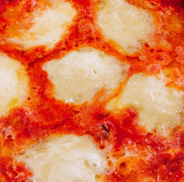 Margherita pizza ve dört peynirli pizza quattro fromaggi.