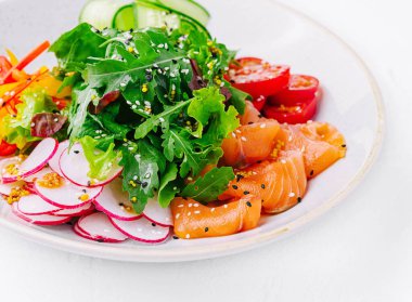 Salatalık, roka, biber ve turplu füme ya da tuzlu somon salatası.