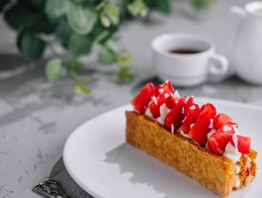 Napolyon Pastası ve Çilek tabağı.