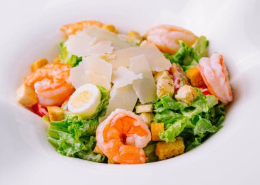 Karidesli Sezar Salatası.