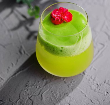 Elmalı ve güllü kokteyl