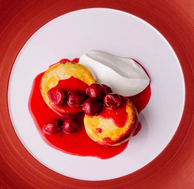 Böğürtlen reçelli ve ekşi kremalı süzme peynir.